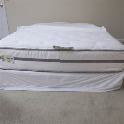 Beautyrest vanderbilt collection - 1. Description: Queen Size Pillow top SIMMONS BEAUTYREST VANDERBILT COLLECTION Mattress and box spring with all solid wood headboard and bedding pictured.Condition: Excellentloc: 7...